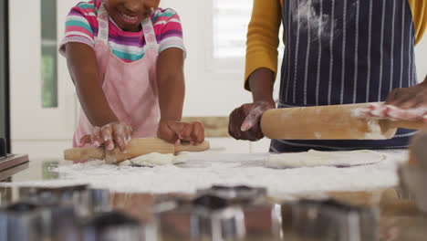 Feliz-Madre-E-Hija-Afroamericana-Rodando-Masa-En-La-Cocina