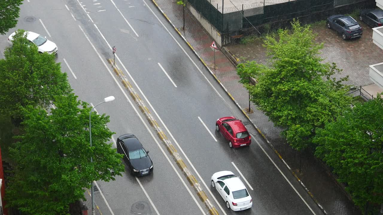 비가 오는 날 은 도시 거리에서 자동차를 운전