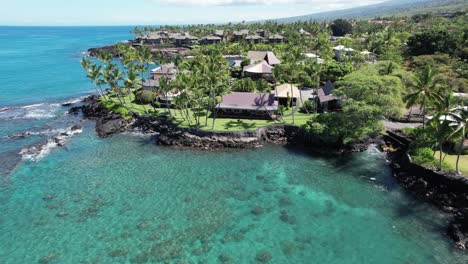 casas tropicales frente al océano en la gran isla de hawai