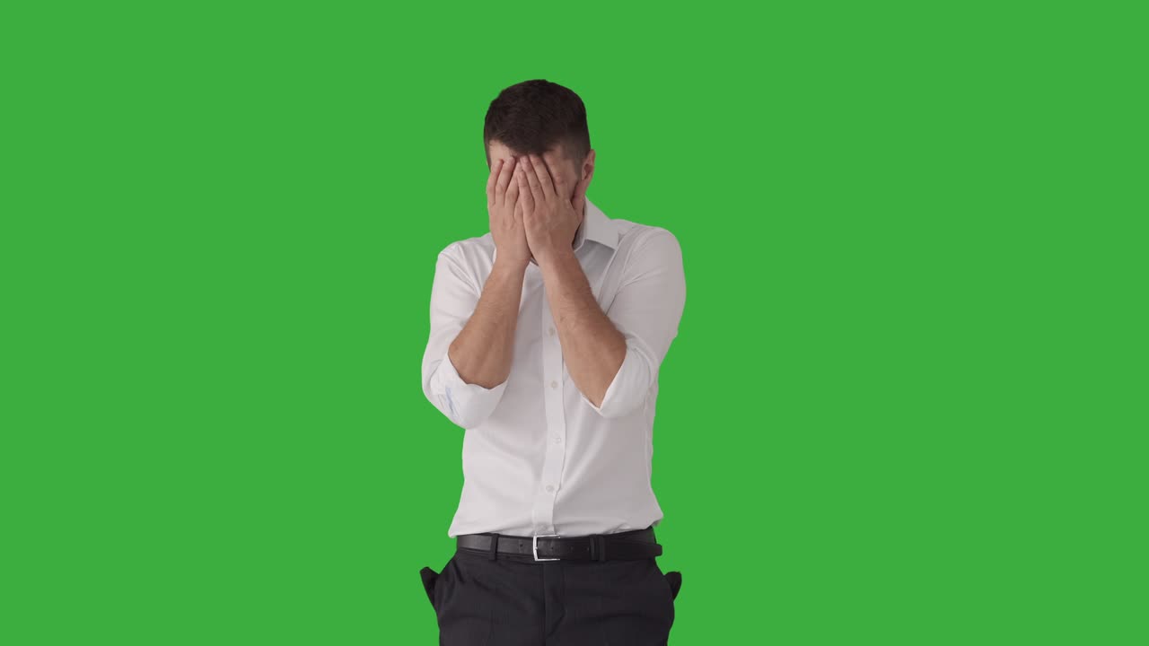 Uomo d'affari che tira fuori le tasche vuote e piange