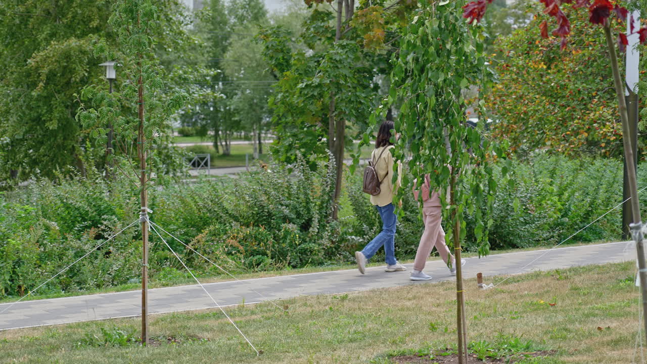 dos mujeres caminando en un parque