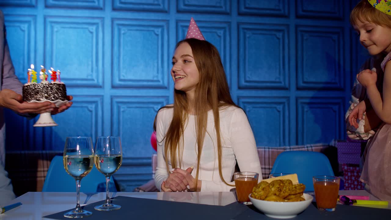 생일을 축하하는 가족