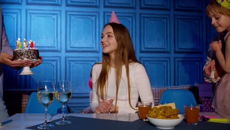 familia celebrando un cumpleaños