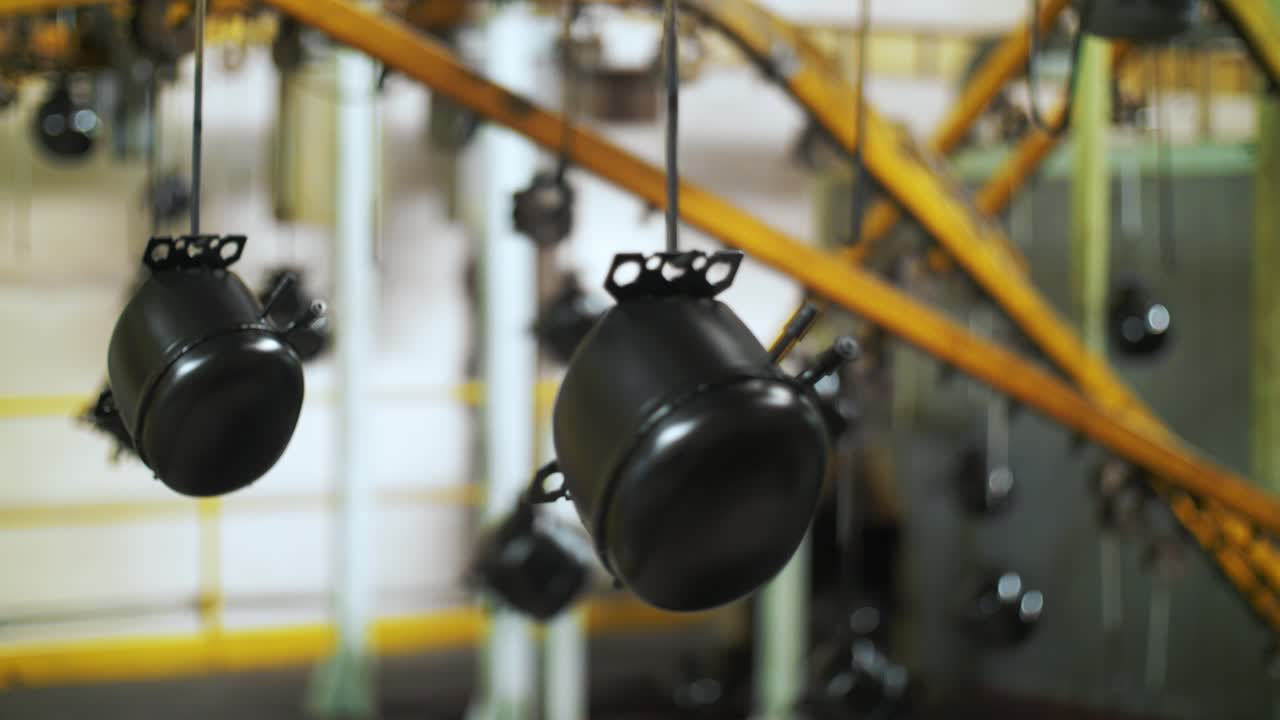 dispositivos eléctricos que se mueven en cinta transportadora en la fábrica de fabricación