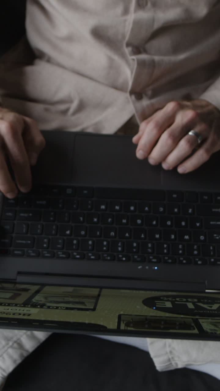 persona escribiendo en una computadora portátil