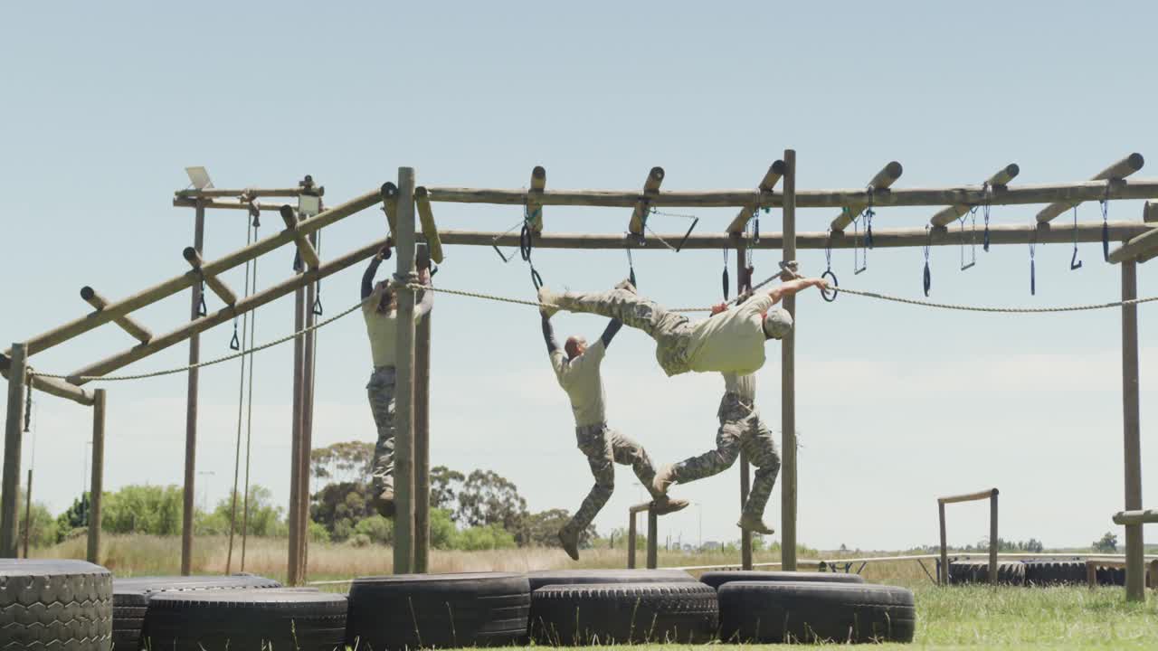 ⁇ 빛 속 의 군대 장애물 코스 에 매달린  ⁇ 줄 과 반지 를 사용 하는 다양한 군인 들 의 그룹 에 적합