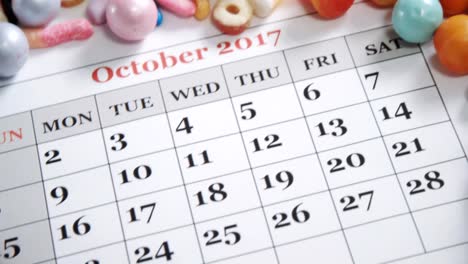 araña falsa en un calendario con varios alimentos dulces 4k