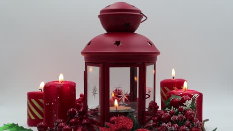 Decoración-Navideña.-Velas-Rojas-Y-Linterna-Roja-De-Navidad