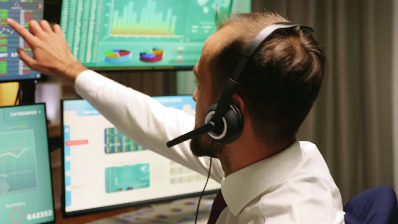 cerca del corredor hablando con los clientes sobre el colapso de la bolsa de valores