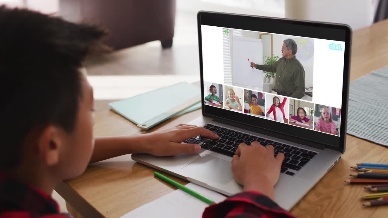 escolar que usa una computadora portátil para una lección en línea en casa, con un maestro y una clase diversos en la pantalla