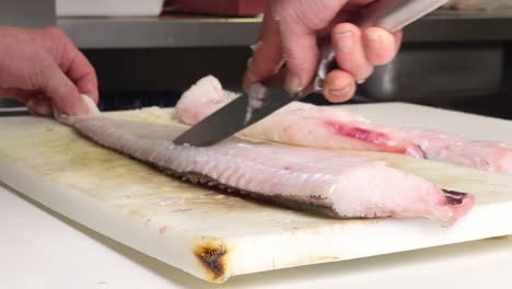 la merluza grande se corta en filetes antes de cocinarlos