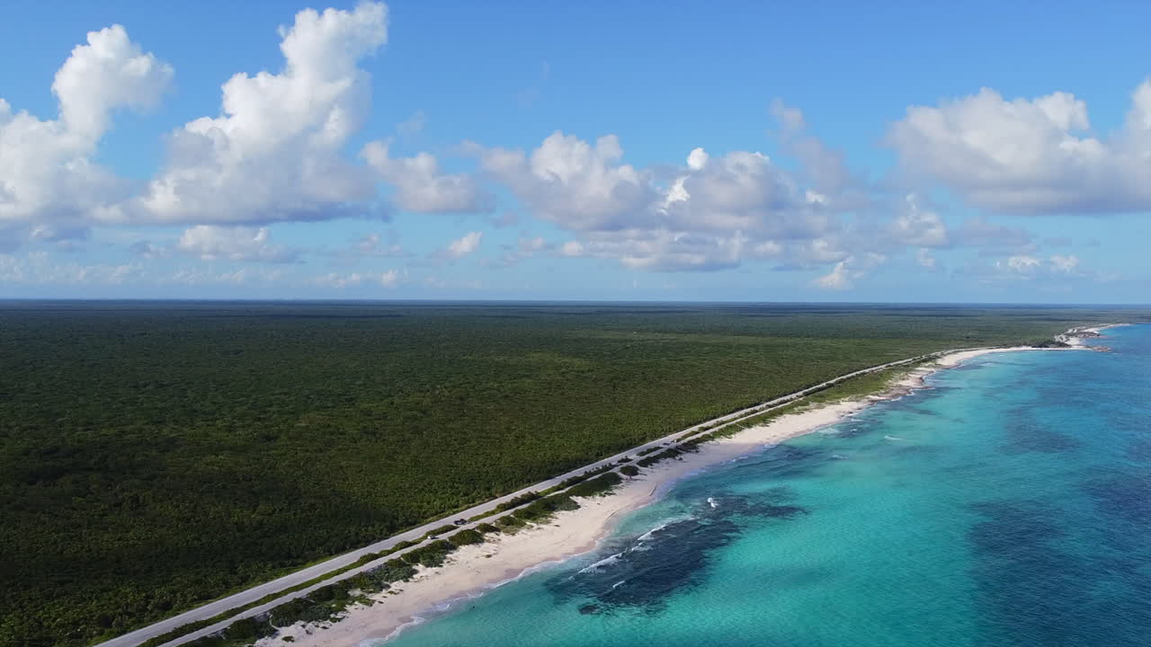 푸른 하늘, 정적인 공중이 있는 코주멜 멕시코의 광활하고 끝없는 해안선 풍경