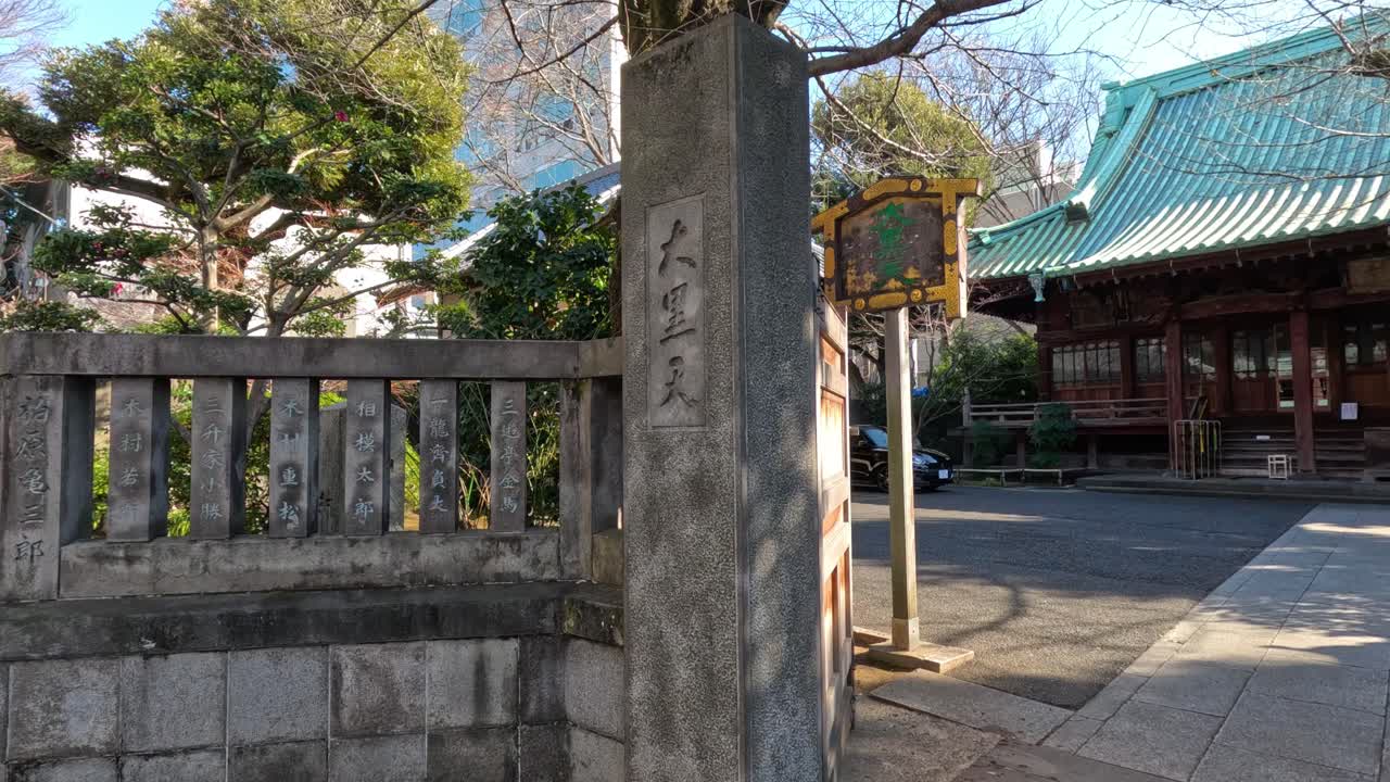 un tranquilo paseo hacia un templo japonés tradicional.