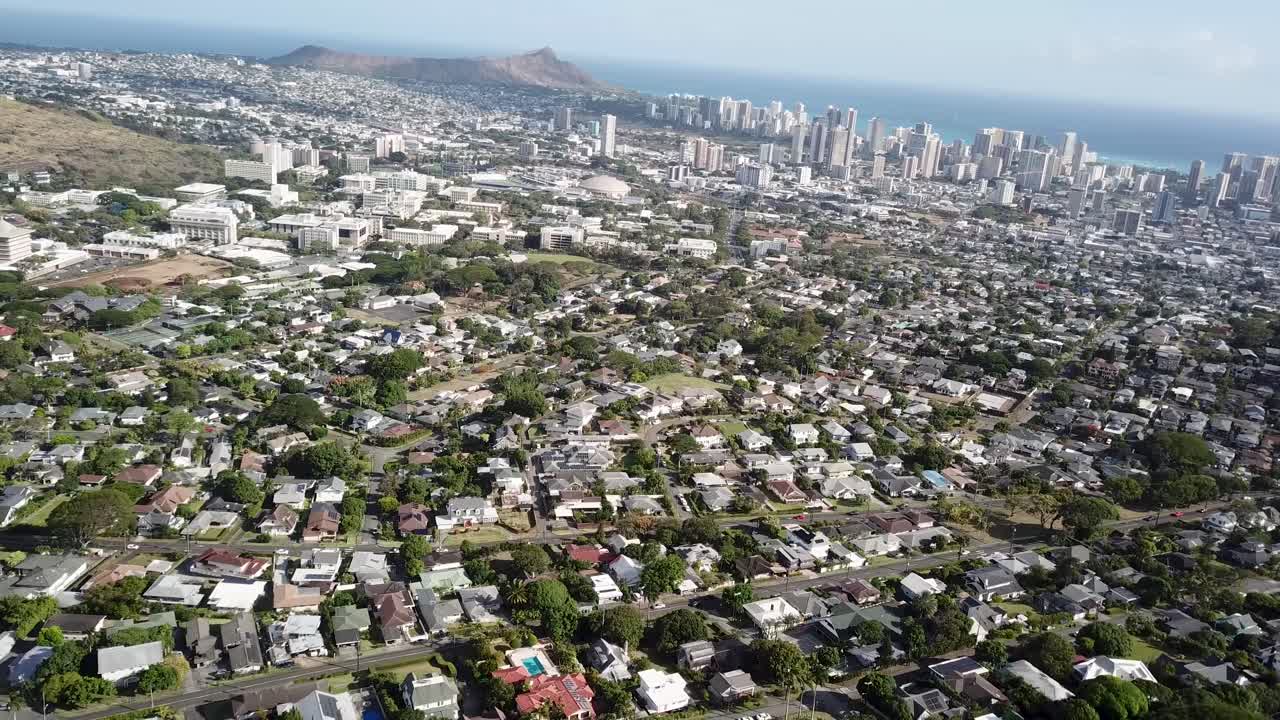 Khu dân cư ngoại ô với nhà cửa ở Waikiki, Honolulu. Góc chụp từ trên không. Ngày hè nắng đẹp với bờ biển và trung tâm thành phố ở phía sau, Hoa Kỳ