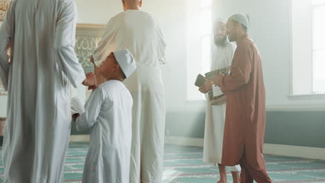 musulmán, niño y hombres en una mezquita para espiritual