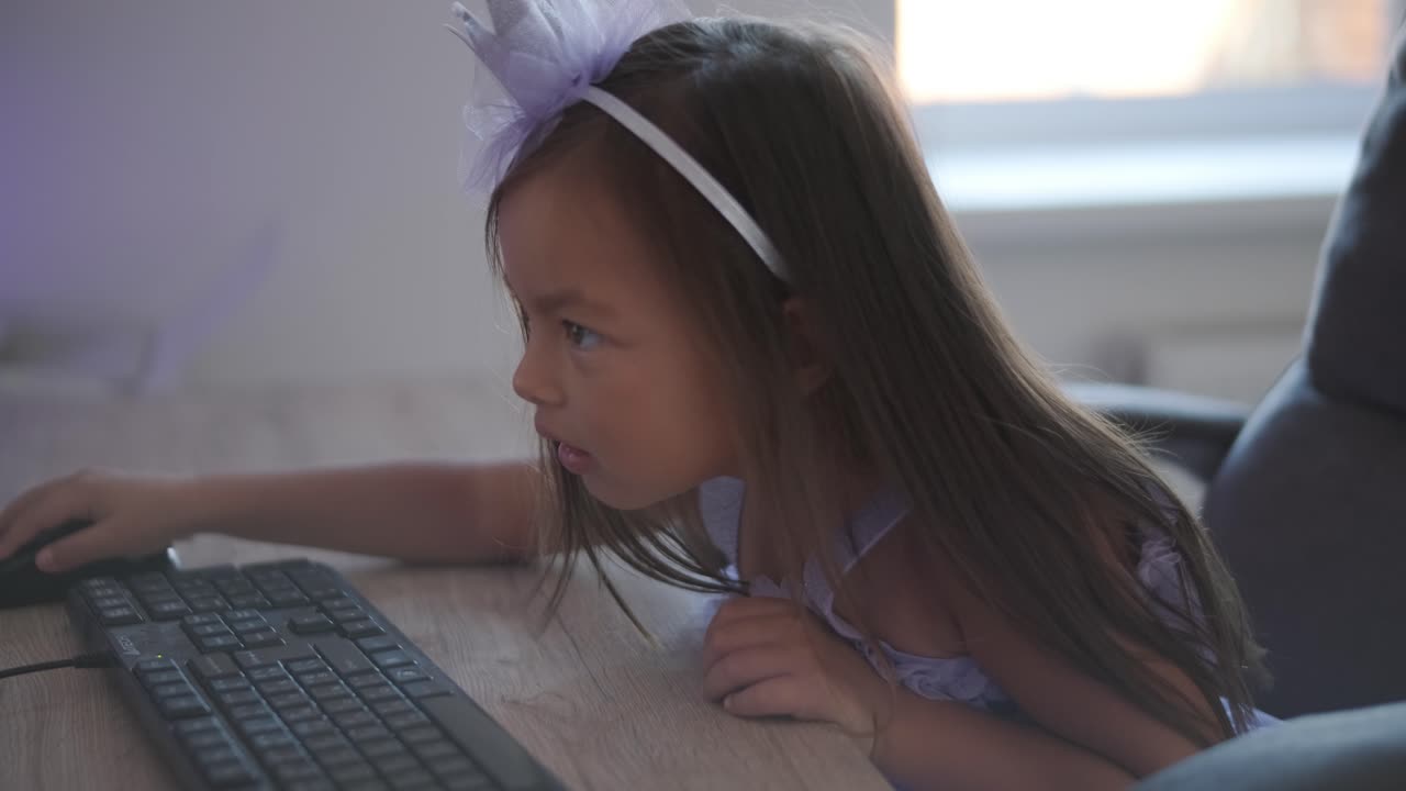 una niña con un hermoso vestido está dibujando en una computadora personal