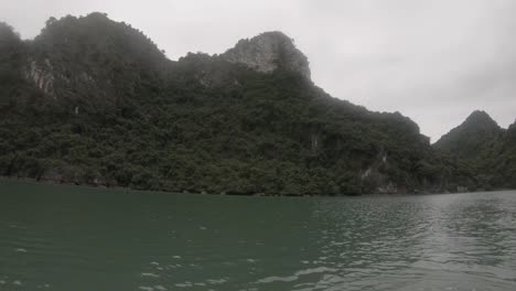 fotografía de una isla ubicada dentro de la impresionante bahía de halong en vietnam, capturada con un gopro desde un kayak