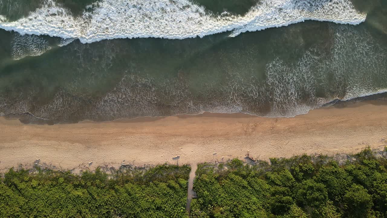 drone descendiendo lentamente hacia playa ventanas en la provincia de guanacaste