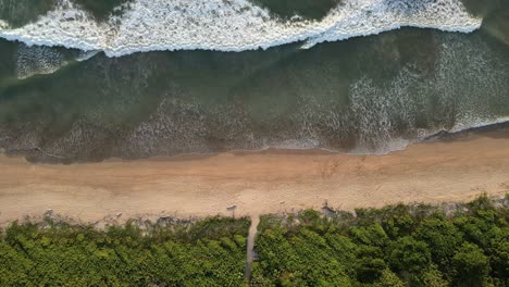 drone descendiendo lentamente hacia playa ventanas en la provincia de guanacaste