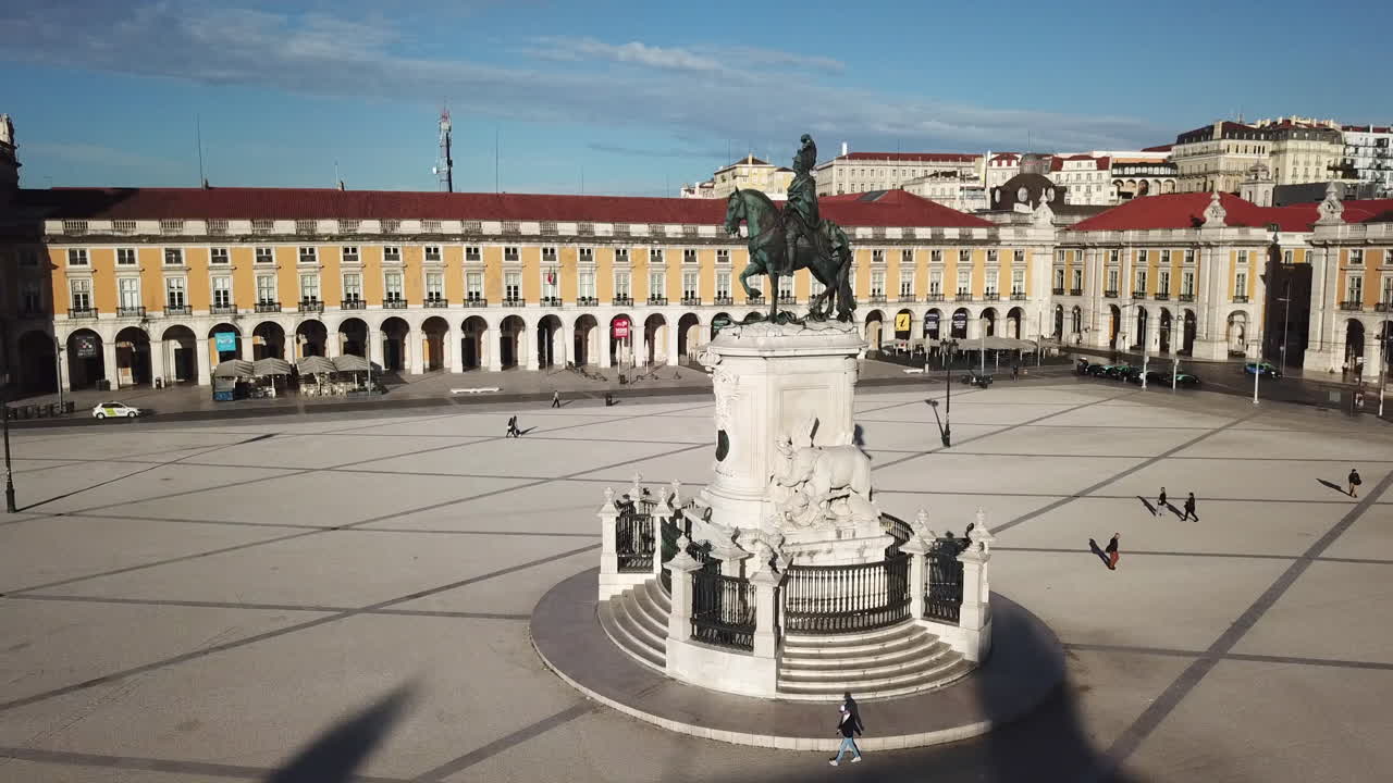 lisboa, plaza comercial imágenes de drones de la estatua del rey josé acercándose desde el lado derecho con ángulo perfecto que la cámara se vuelve hacia el arco de la calle agusta en un día soleado con cielos azules