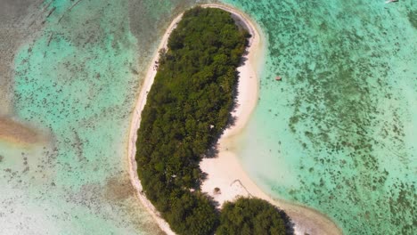 The-stunning-Muri-lagoon-and-coastline-in-Rarotonga-in-the-Cook-island-in-south-Pacific