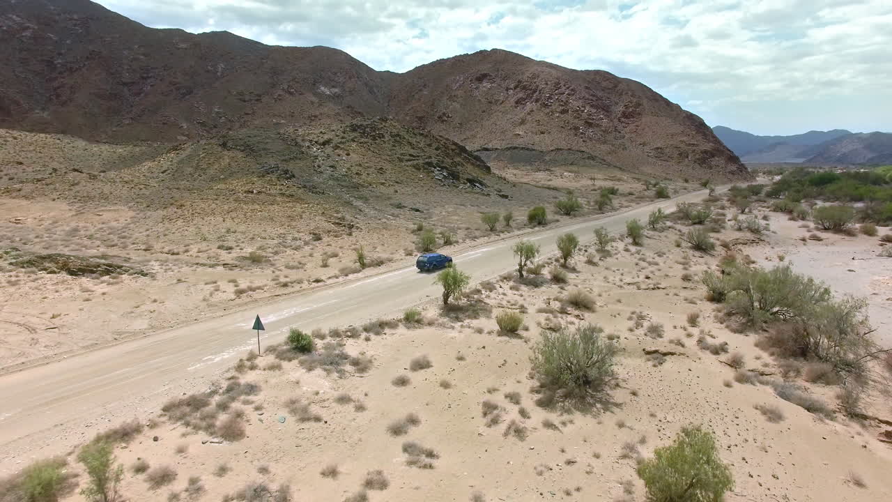 사막의 뒷길을 탐험하고