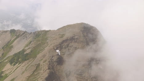 Vuelo-Hacia-La-Cima-De-Una-Montaña-Mientras-Las-Nubes-Se-Despejan-Del-Camino