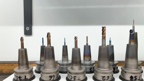 磨削機 (milling cutter) 在磨削機支架上固定在支架上的磨削機