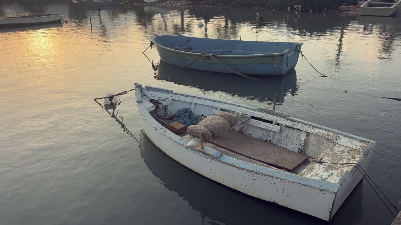평온 한 항구 에서 해 가 지는 때 시 배 들