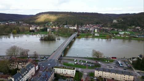 Pueblo-De-Vernon-Con-Pont-Clemenceau,-Normandía-En-Francia