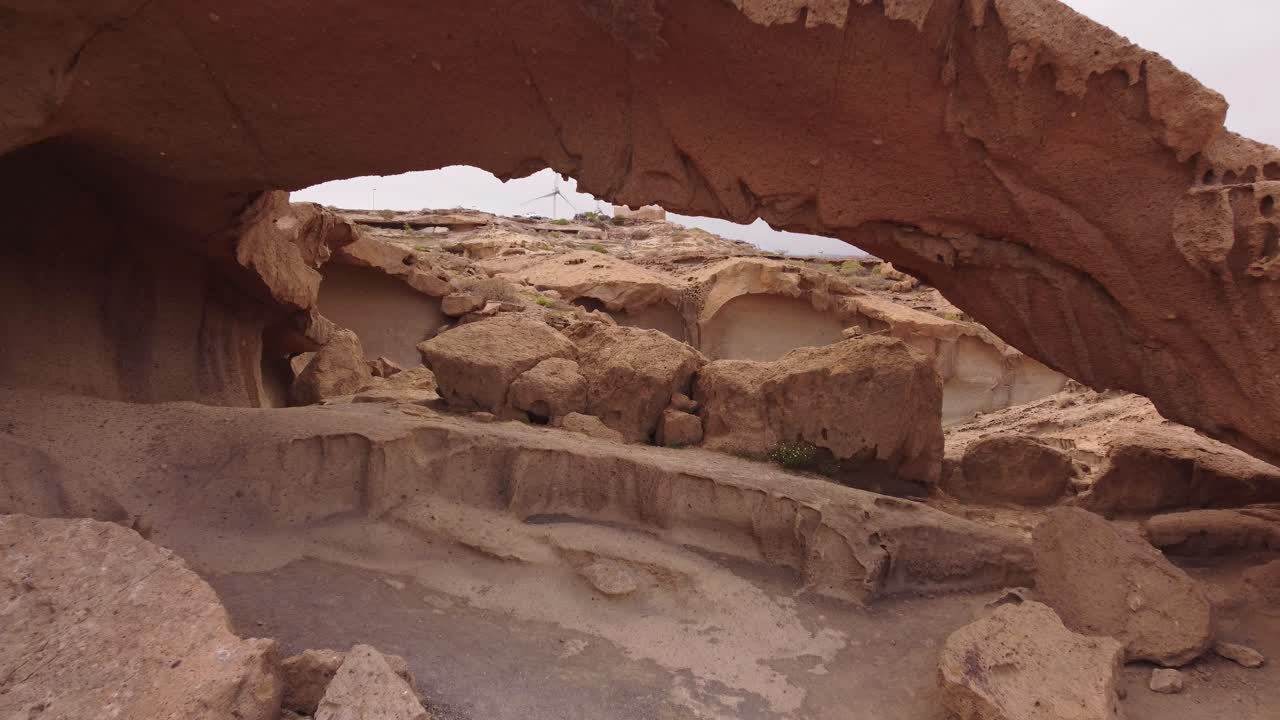 formación de arcos geológicos en el paisaje desértico de tenerife, vuelo de drones aunque