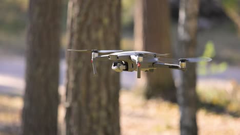 Drohnenkopter-Fliegt-Mit-Digitalkamera-Im-Wald