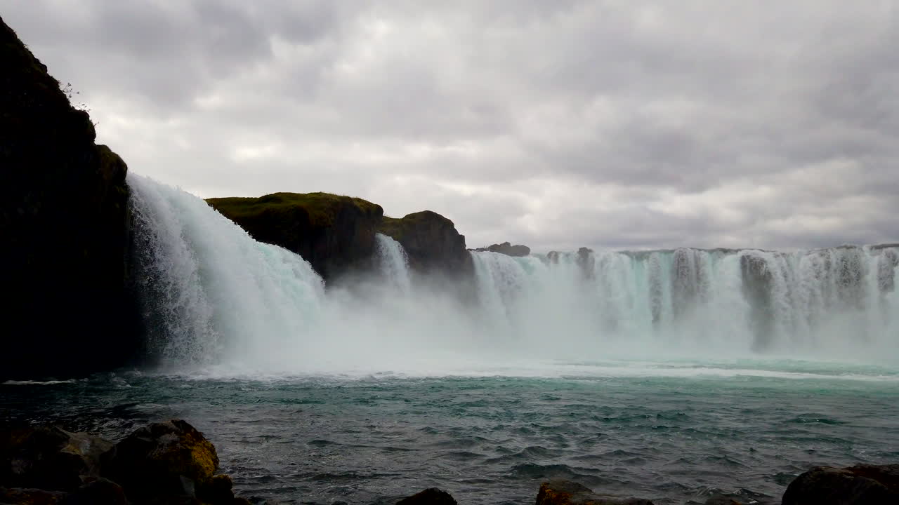 cascada godafoss islandia estática baja en la base de las cataratas 4k prorezhq en el río skjálfandafljót en el norte de islandia