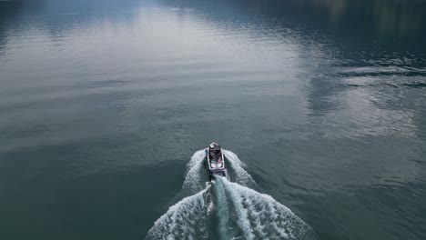 primer plano de una lancha a motor en una superficie de un lago