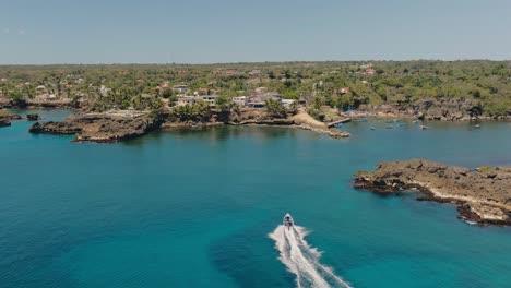 Motorboot-Fährt-In-Die-Marina-Von-Boca-De-Yuma,-Dominikanische-Republik-Ein