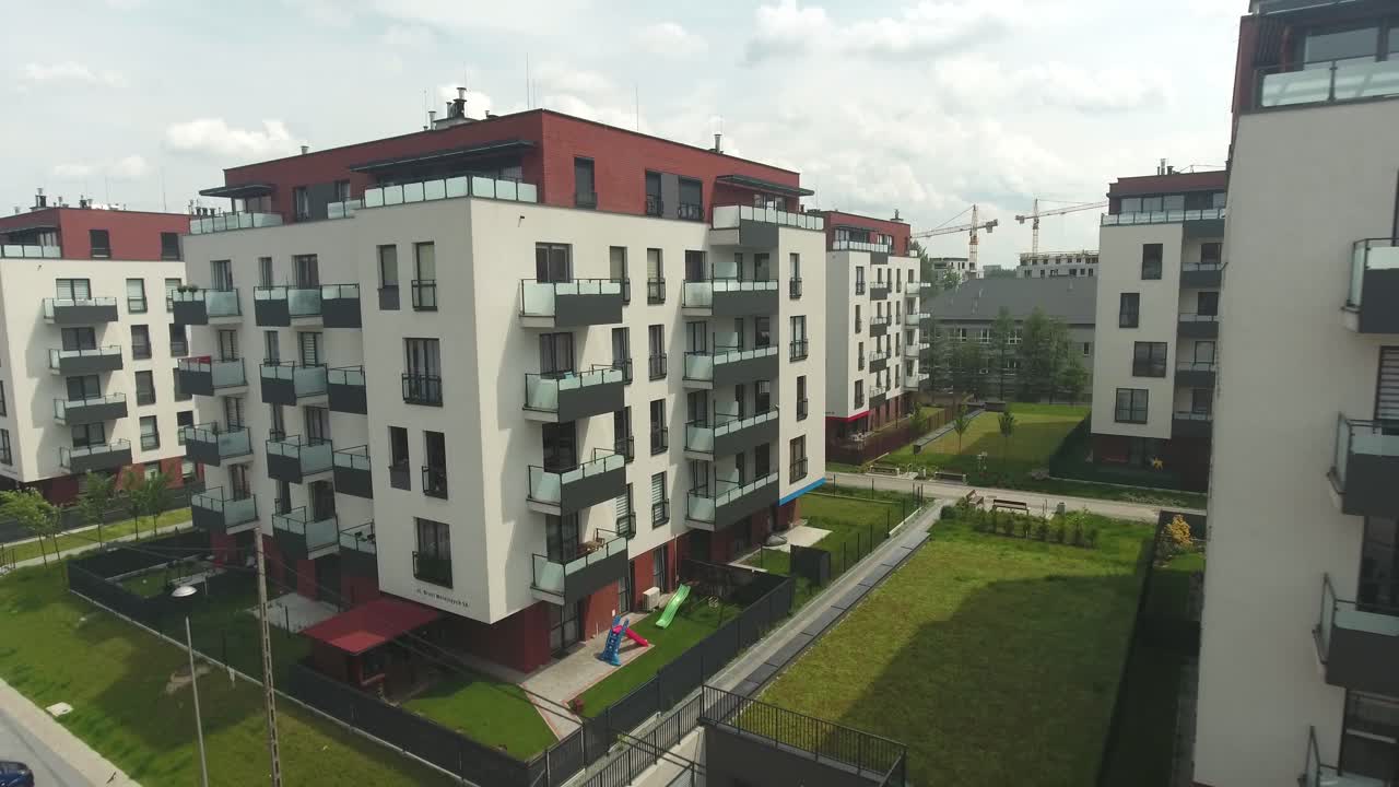 una zona residencial moderna y cerrada en una gran ciudad de polonia durante el verano