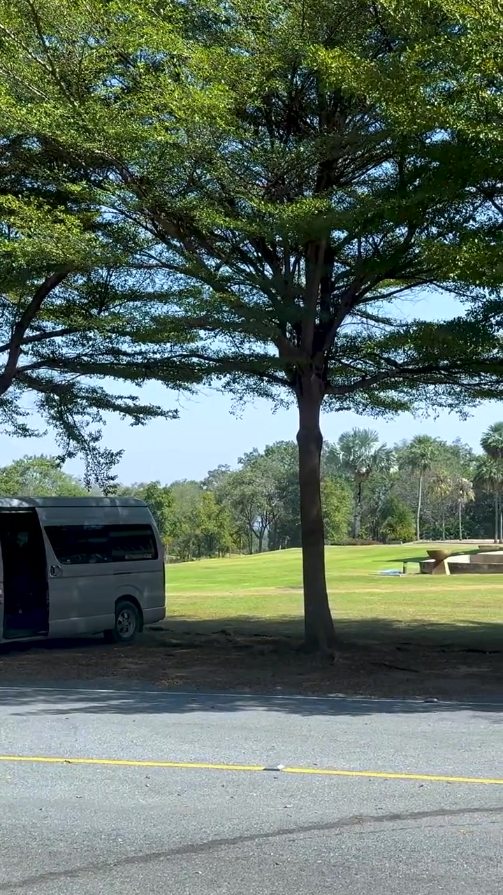 Furgone fermo sotto gli alberi presso un golf club