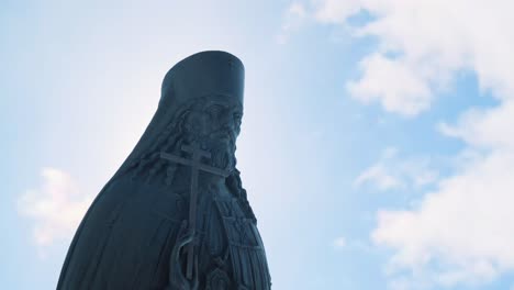 estatua de un obispo contra un cielo nublado