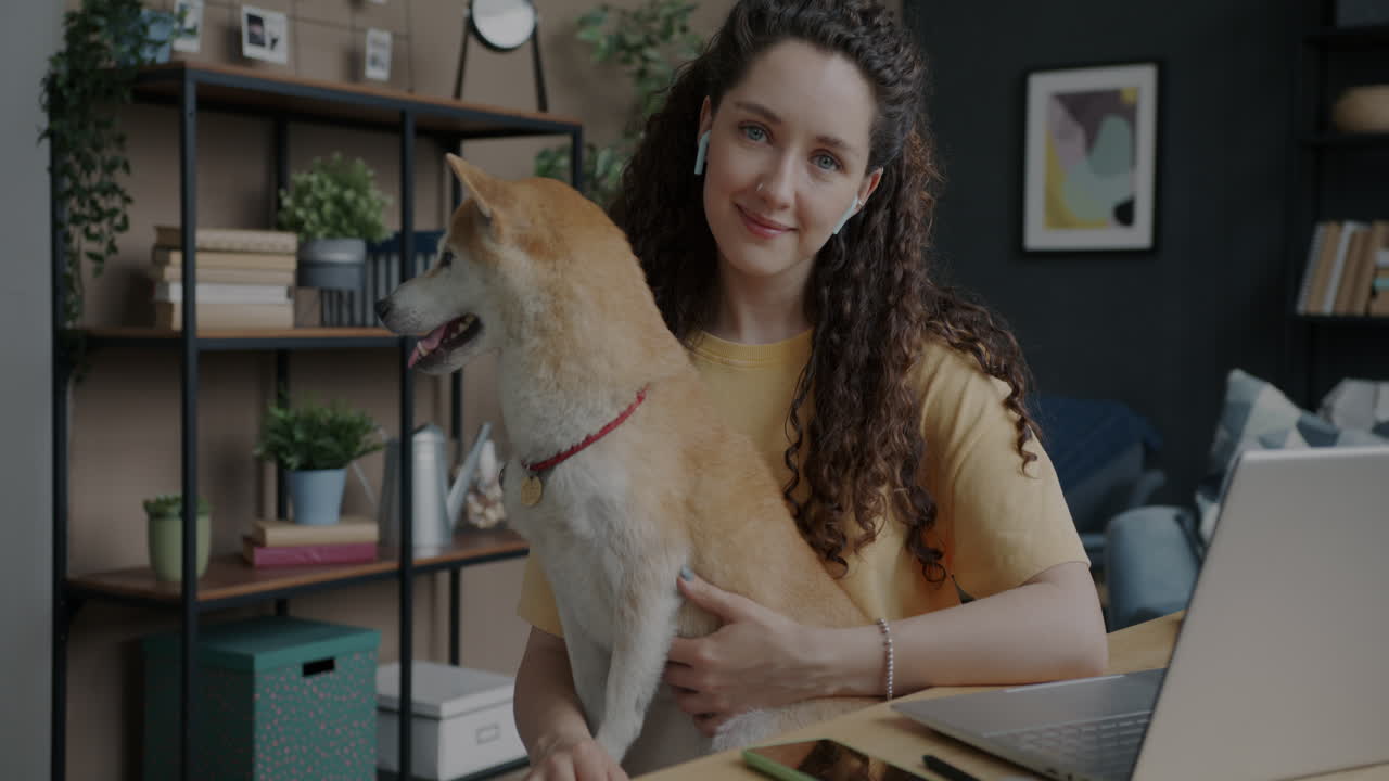 mujer trabajando desde casa con su perro