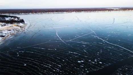 Patrones-De-Hielo-Congelado-Ondeando-En-La-Superficie-Del-Lago-Muskegon