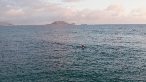 Kayakista-En-El-Océano-Durante-El-Amanecer-En-La-Hermosa-Kailua,-Oahu,-Hawaii---Antena