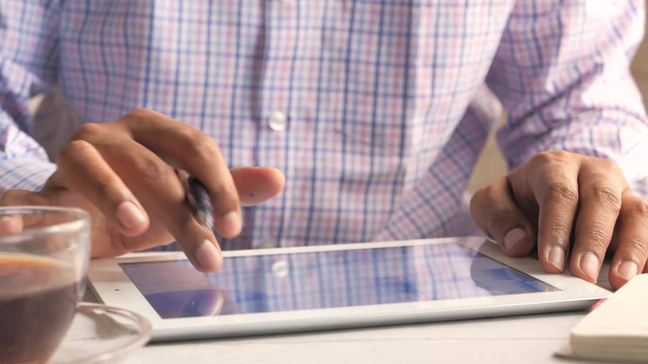 empresario que utiliza una tableta y un bolígrafo