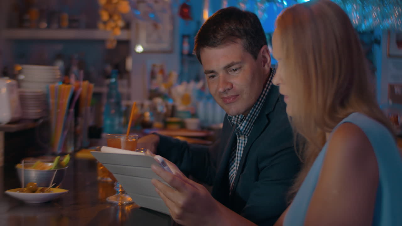 jóvenes tomando bebidas y usando almohadillas en el café