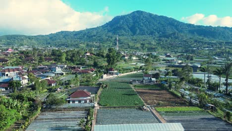 fotografía aérea de un hermoso valle tropical y un pueblo asiático entre montañas