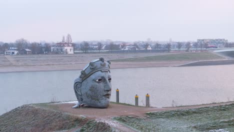 dolly y drone de inclinación disparado hacia la máscara del casco romano nijmegen