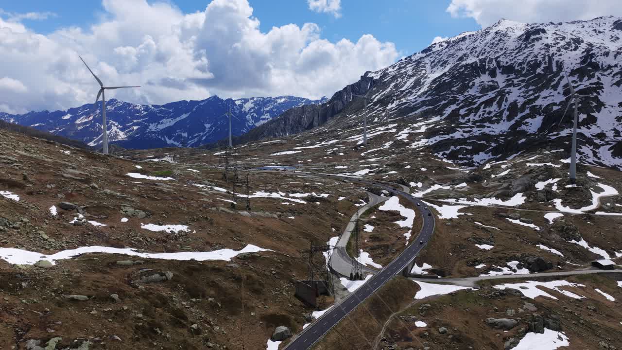 vista panorámica de la sinuosa carretera y el molino de viento en la región del paso de gotthard del cantón de ticino en suiza