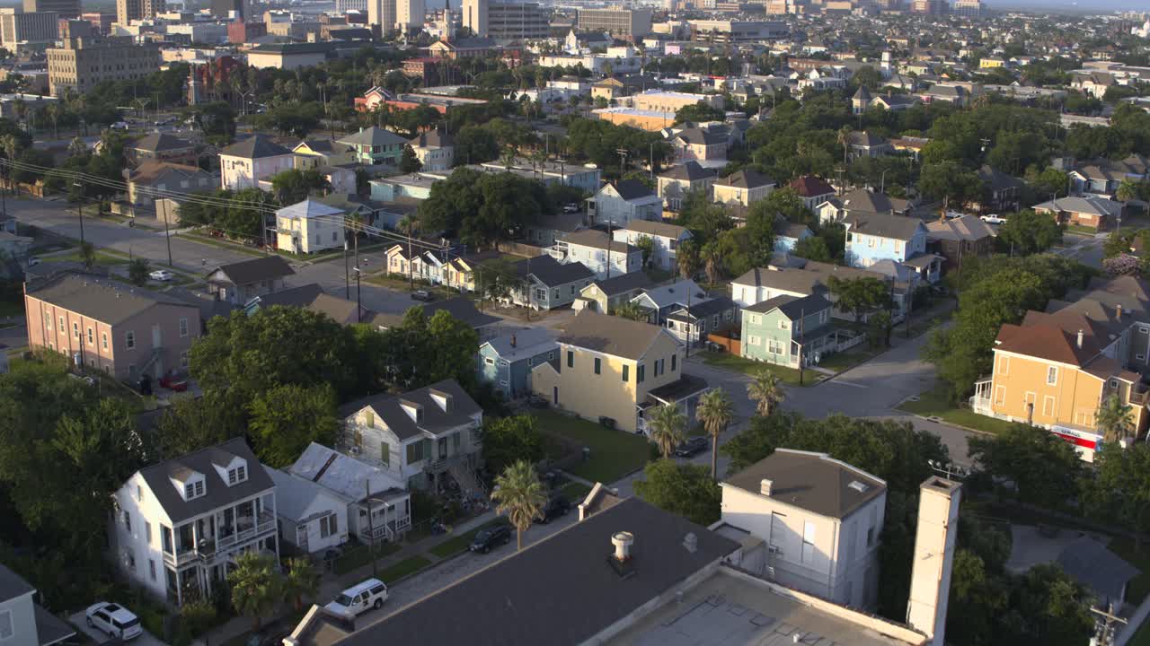 Vista con drone di case a Galveston, Texas.