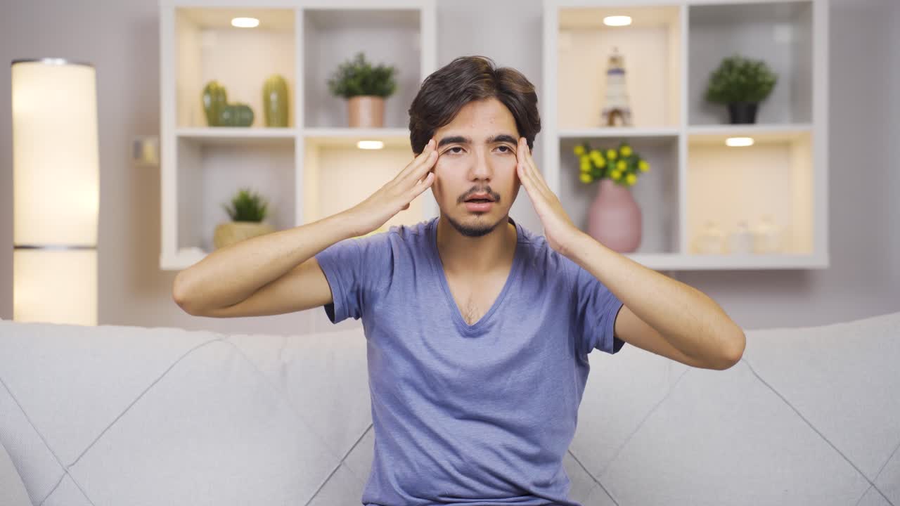 편두통을  ⁇ 고 있는 남자는 통증을 경험하고 있습니다.
