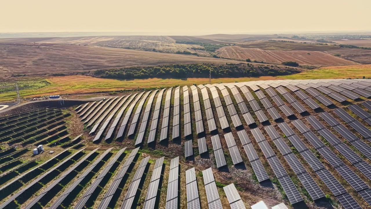 Solpaneler dækker store marker, der genererer vedvarende energi i et landbrugsområde i dagslys