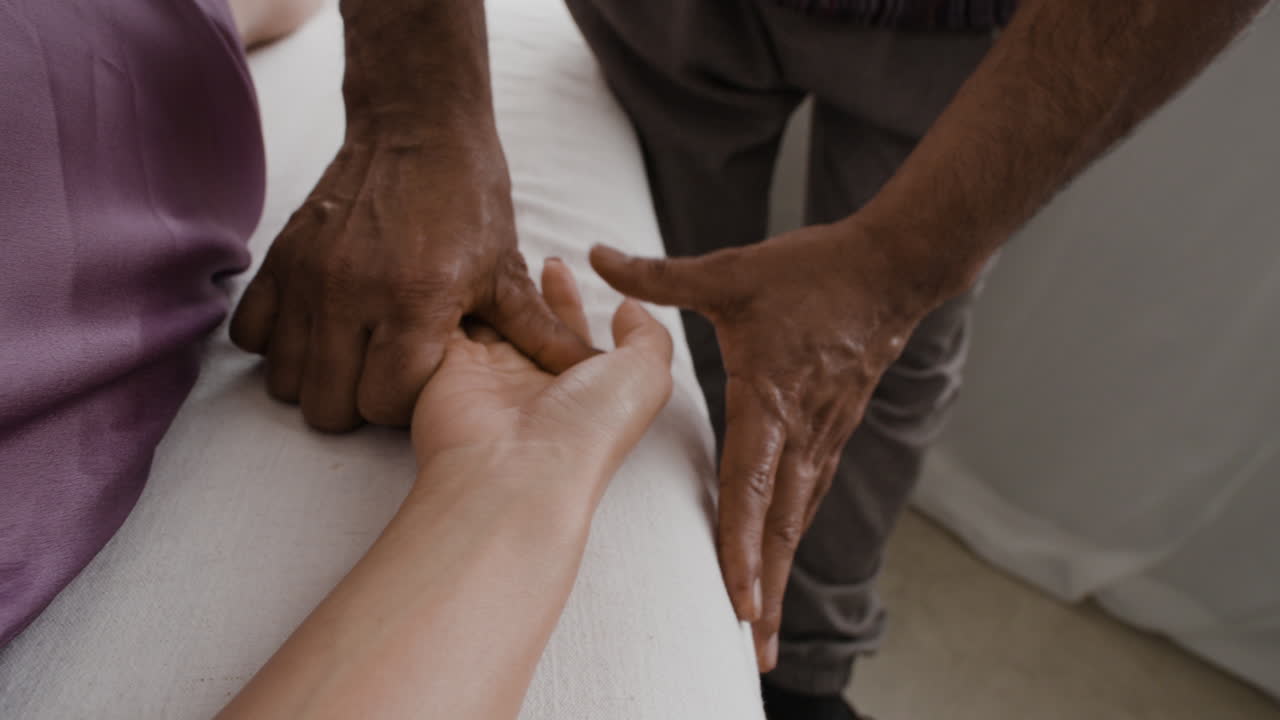 masaje de las manos y las muñecas